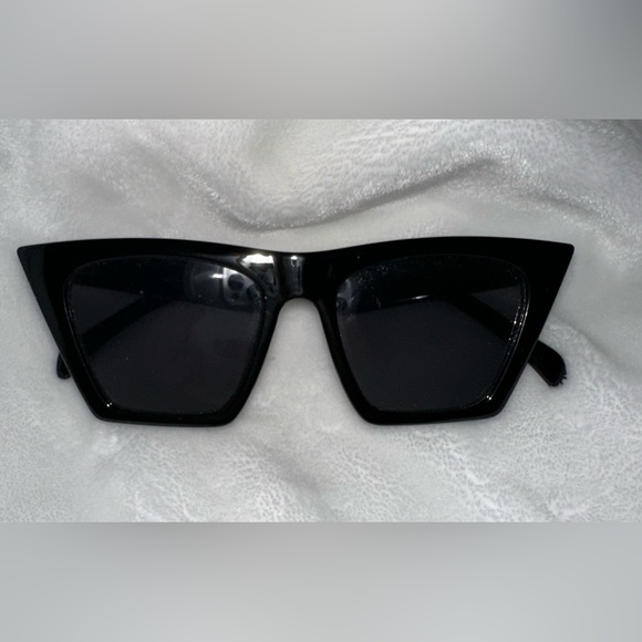 Women’s black sunglasses - Picture 1 of 2